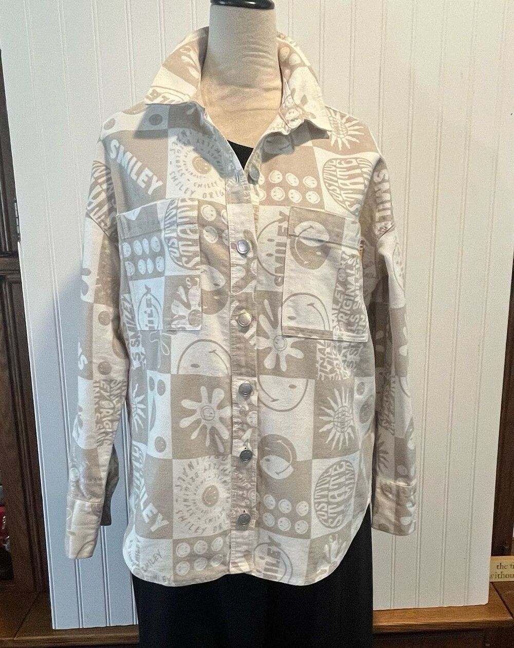 The Smiley Co. H&M Cream and Beige Graphic Button-Down Shacket Shirt Size XS